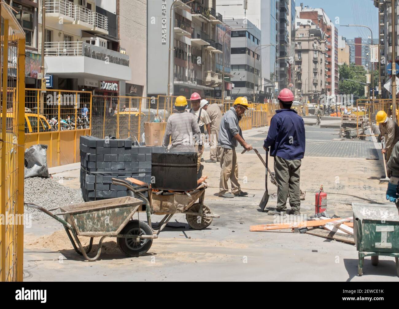 Lavoratori rivivere strada lungo Corrientes Avenue, Buenos Aires, Argentina Foto Stock