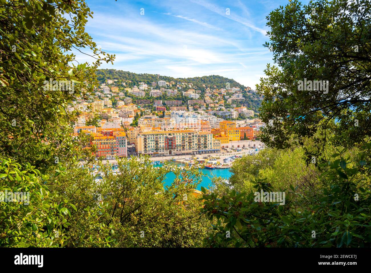 Vista attraverso gli alberi in cima alla collina del castello del porto vecchio di Nizza, Francia, sulla Riviera francese. Foto Stock