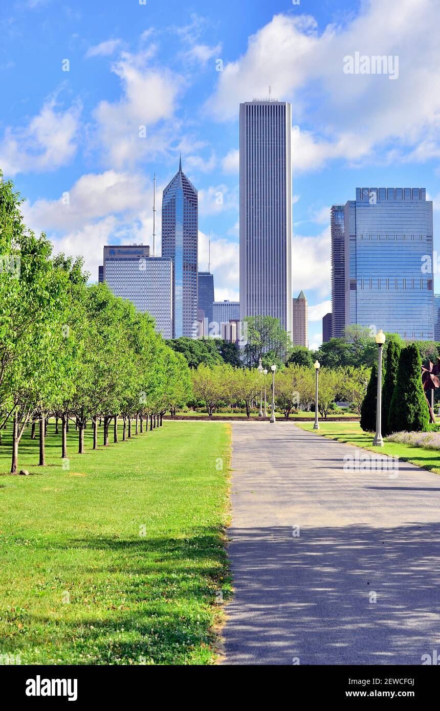 Chicago, Illinois, Stati Uniti. Un segmento dello skyline di North Loop a Chicago oltre lo spazio verde di Grant Park. Foto Stock