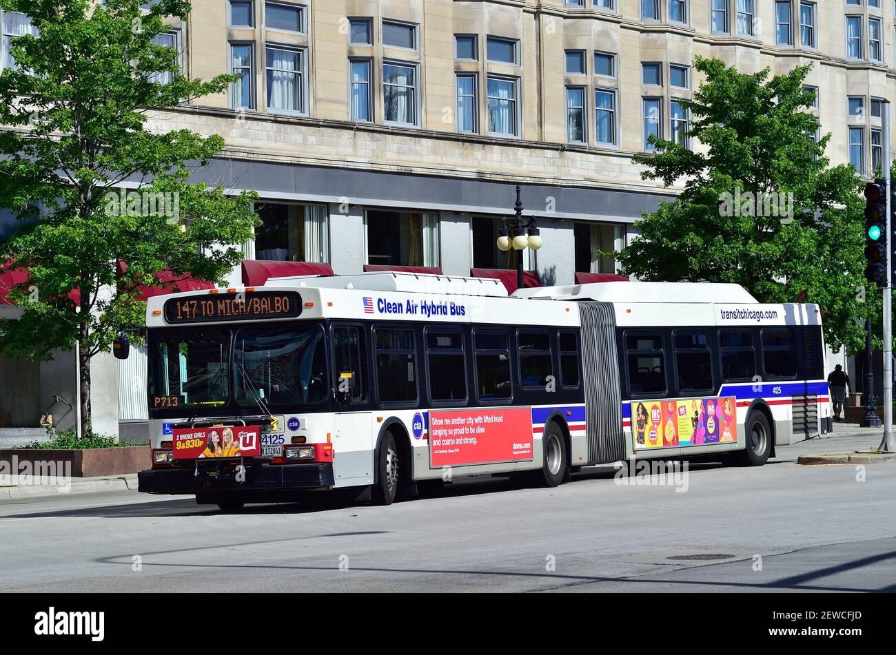 Chicago, Illinois, Stati Uniti. Un autobus ibrido CTA che viaggia lungo Michigan Avenue nel centro di Chicago. Foto Stock