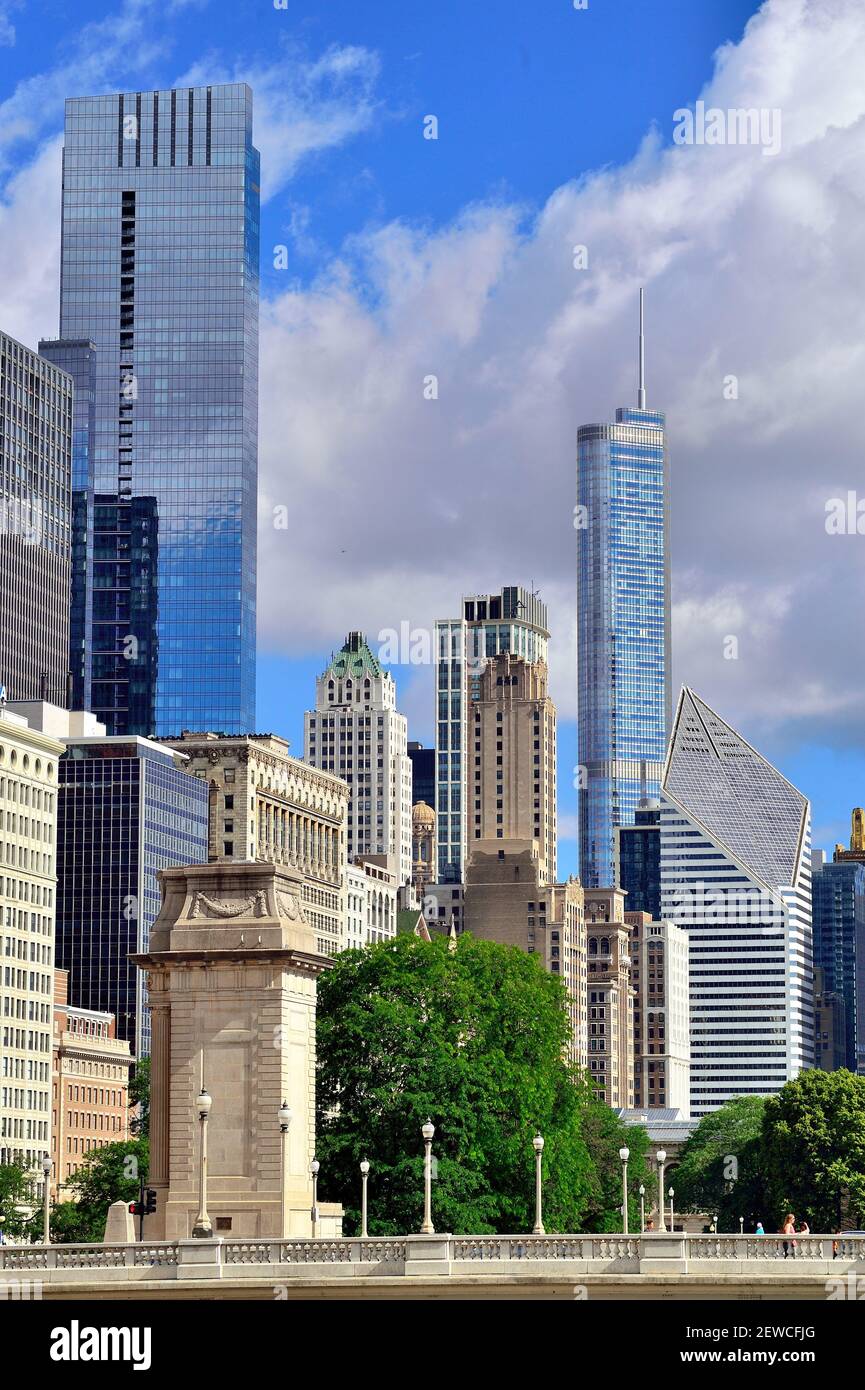 Un segmento dello skyline di North Loop a Chicago oltre lo spazio verde di Grant Park. Foto Stock Un segmento dello skyline di North Loop a Chicago oltre lo spazio verde di Grant Park. Foto Stock