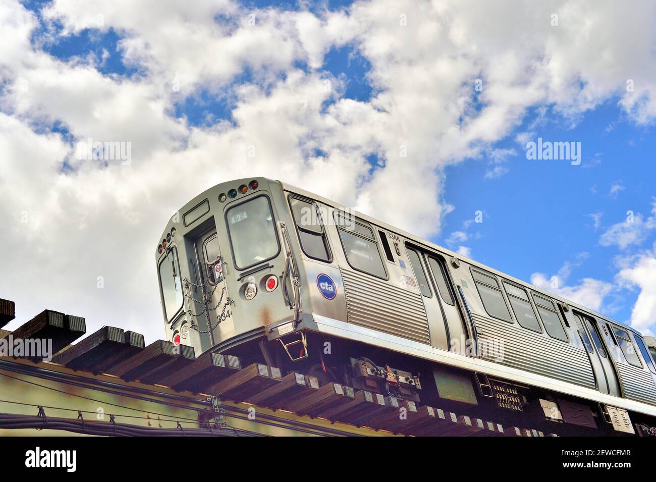 Chicago, Illinois, Stati Uniti. Un treno a transito rapido della linea marrone CTA su percorsi sopraelevati sopra il quartiere Lake View di Chicago. Foto Stock