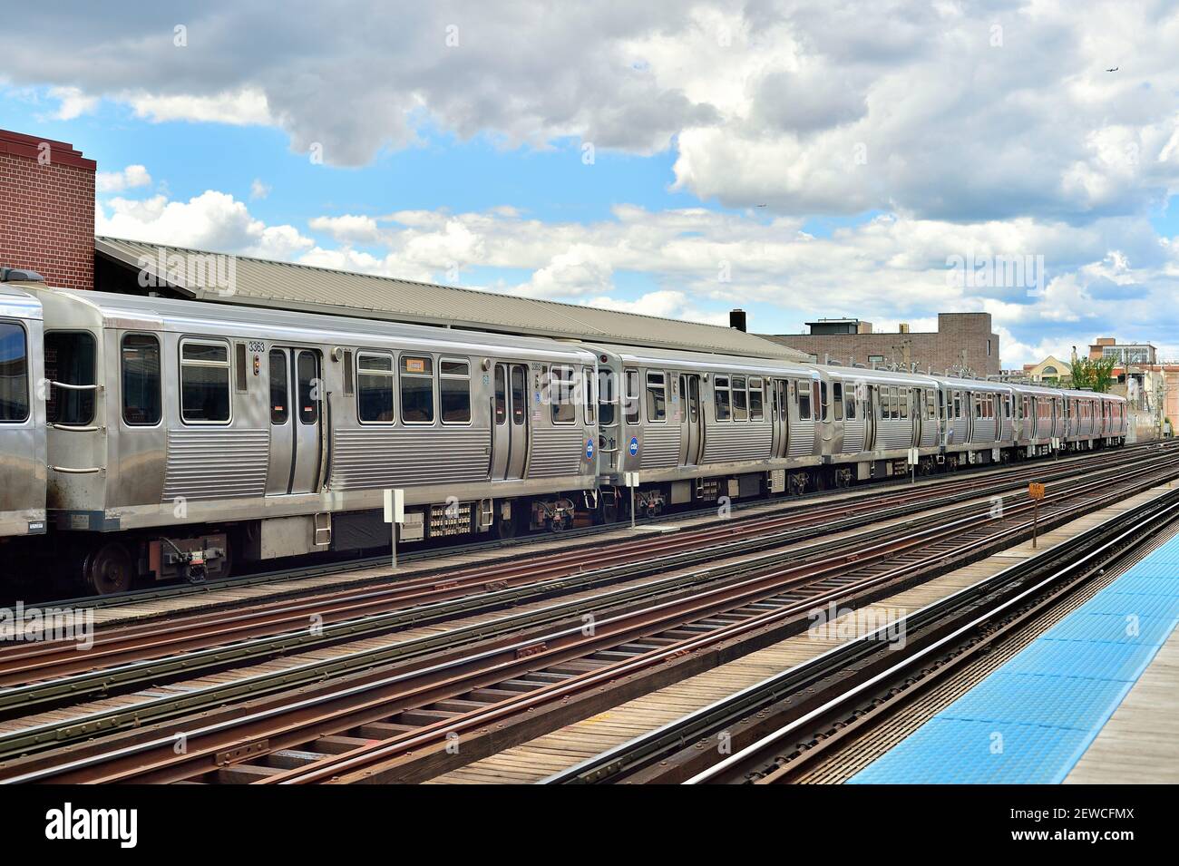 Chicago, Illinois, Stati Uniti. Un treno di transito rapido CTA Brown Line su binari sopraelevati che ferma alla stazione di Wellington Avenue. Foto Stock