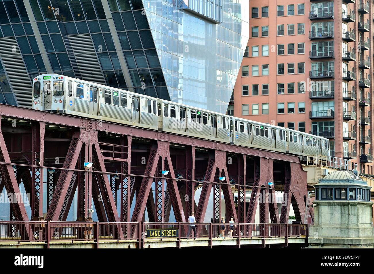 Chicago, Illinois, Stati Uniti. Un treno a transito rapido della linea verde CTA di Chicago che attraversa il fiume Chicago sul Lake Street Bridge. Foto Stock
