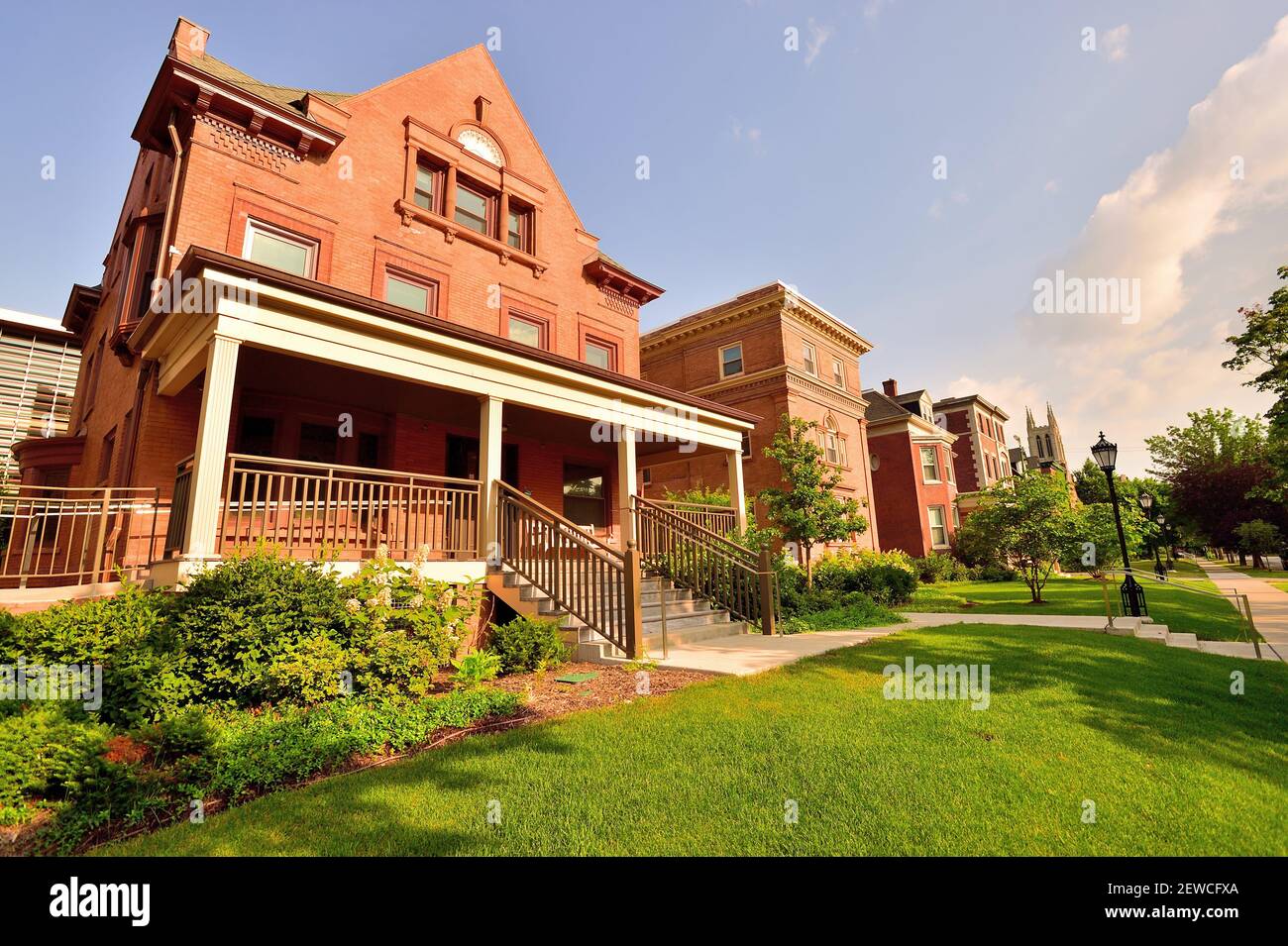 Chicago, Illinois, Stati Uniti. Residences in una strada tranquilla nel campus dell'Università di Chicago. Foto Stock