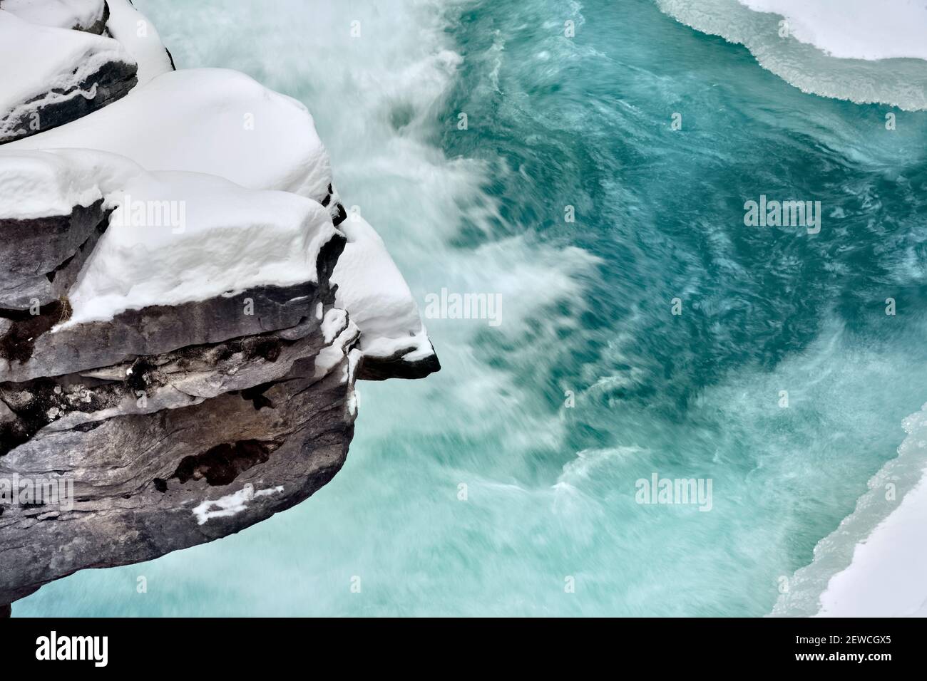 Un'immagine orizzontale dell'Athabasca cade in inverno con ghiaccio congelato aggrappato alle pareti rocciose del canyon nel Jasper National Park in Alberta Canada. Foto Stock