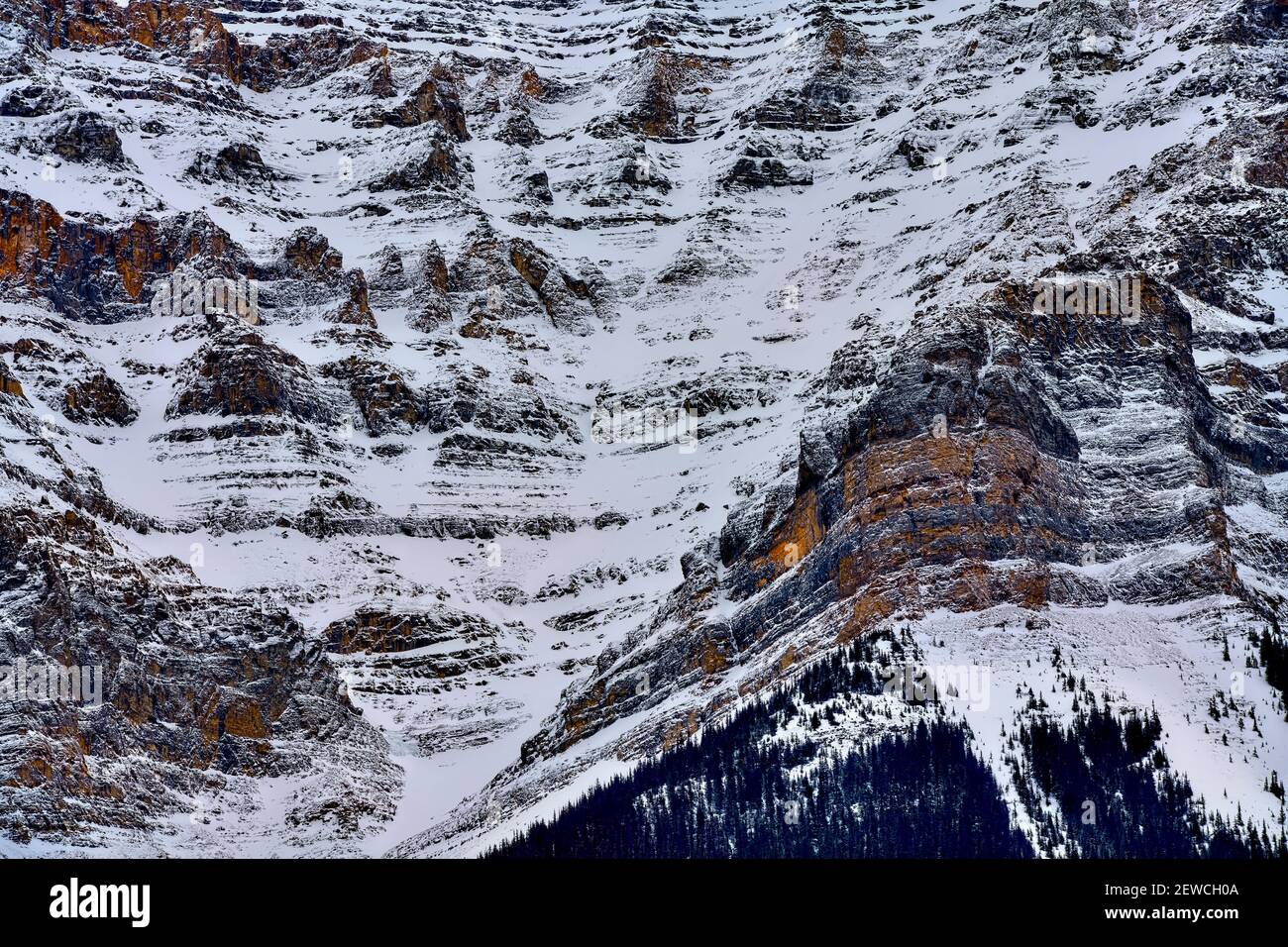 Un'immagine ravvicinata del lato roccioso del Monte Kerkeslin dalle cascate Athabasca in inverno nel Jasper National Park In Alberta Canada Foto Stock