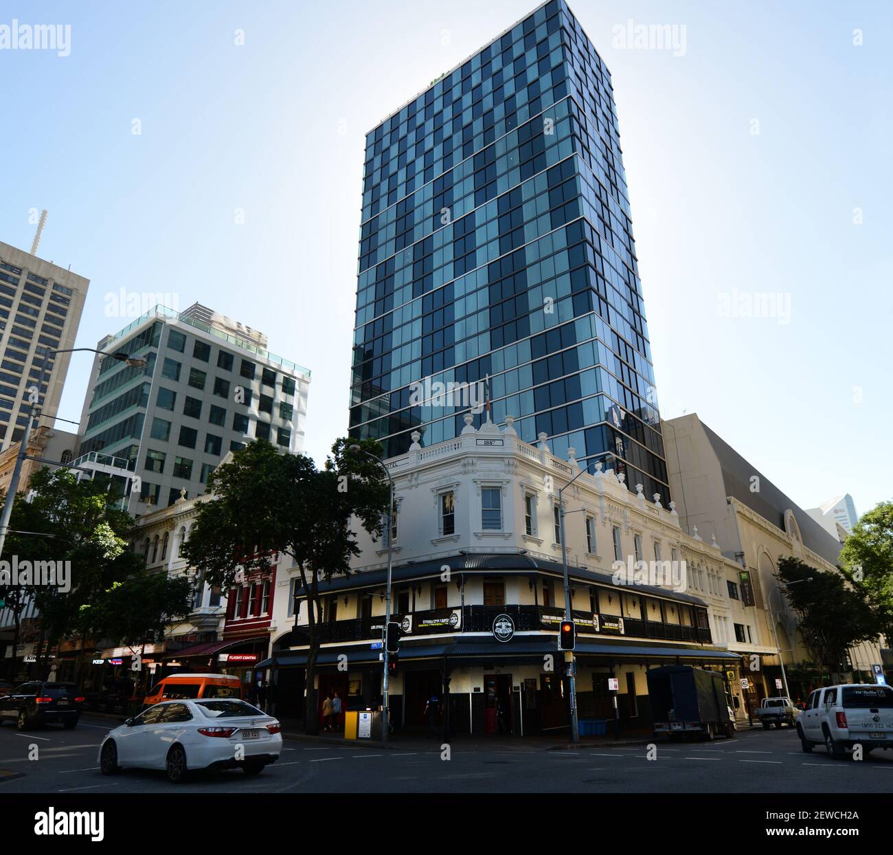 Il Murphy's Irish pub con un edificio nuovo e moderno sullo sfondo. Foto Stock