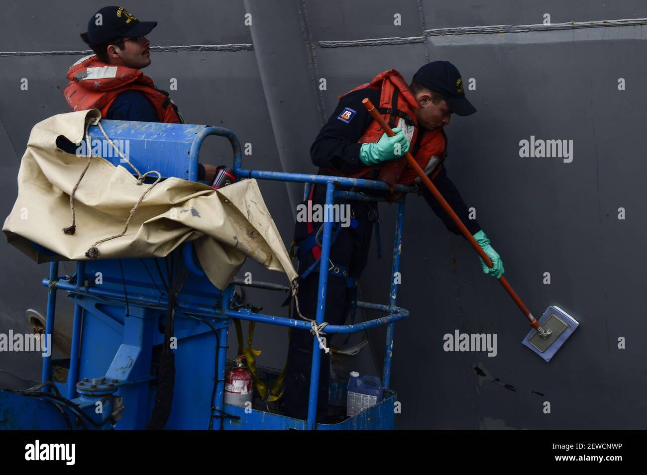 I marinai eseguono la conservazione sul lato superiore a bordo della USS Carney (DDG 64). Foto Stock