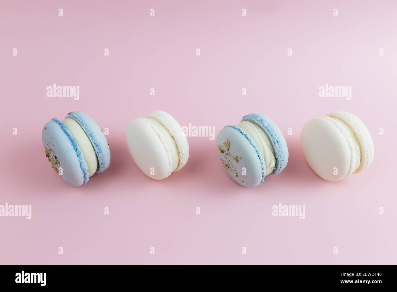 Maccheroni bianchi e blu sul tavolo, macaroni su sfondo rosa. Foto di alta qualità Foto Stock