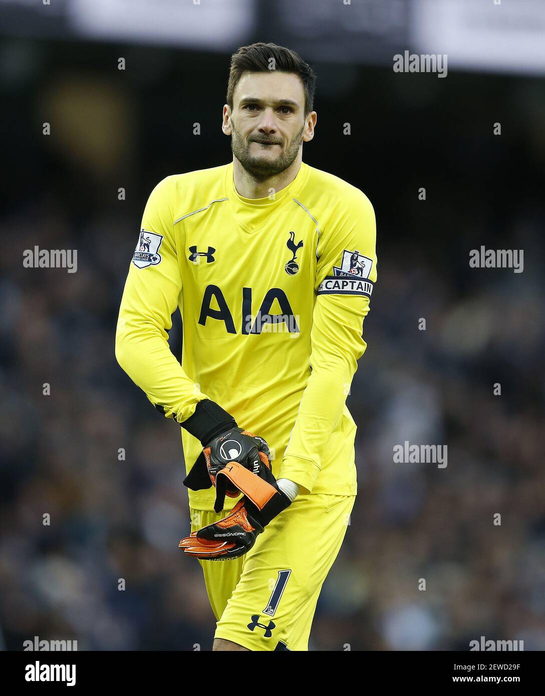 Hugo Lloris di Tottenham indossando i guanti Foto stock - Alamy