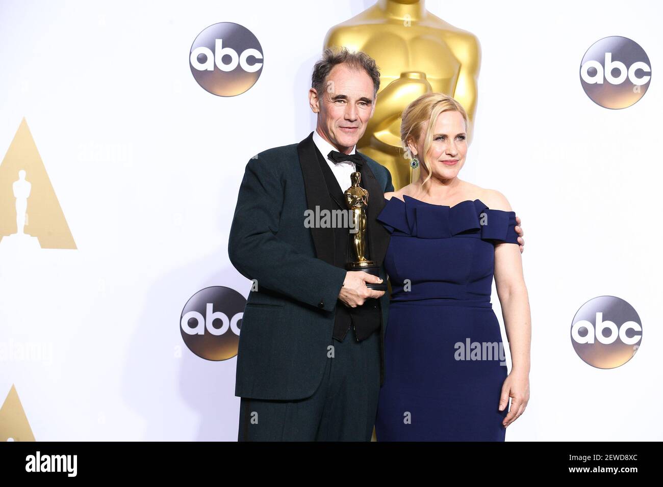 Mark Rylance e Patricia Arquette arrivano alla 88esima Sala Stampa Academy Awards tenutasi al Dolby Theatre di Hollywood, California, il 28 febbraio 2016. Foto Stock