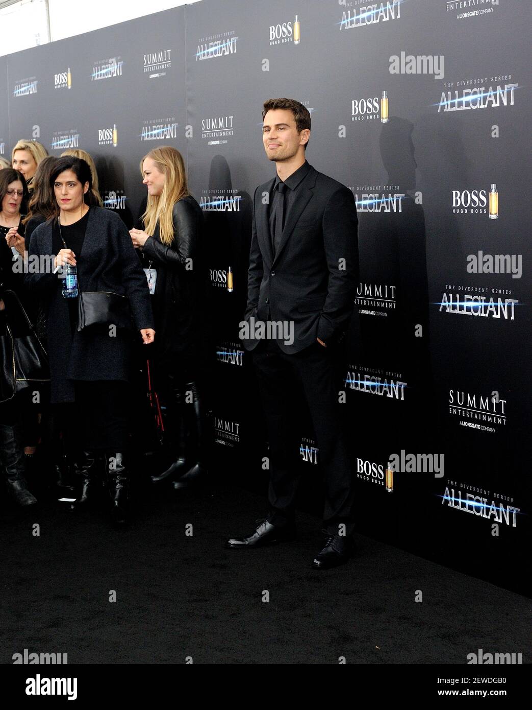 L'attore Theo James partecipa alla prima mondiale di "The Divergent Series:  Allegiant" presso l'AMC Loews Lincoln Square Cinemas a New York, NY, il 14  marzo 2016 Foto stock - Alamy