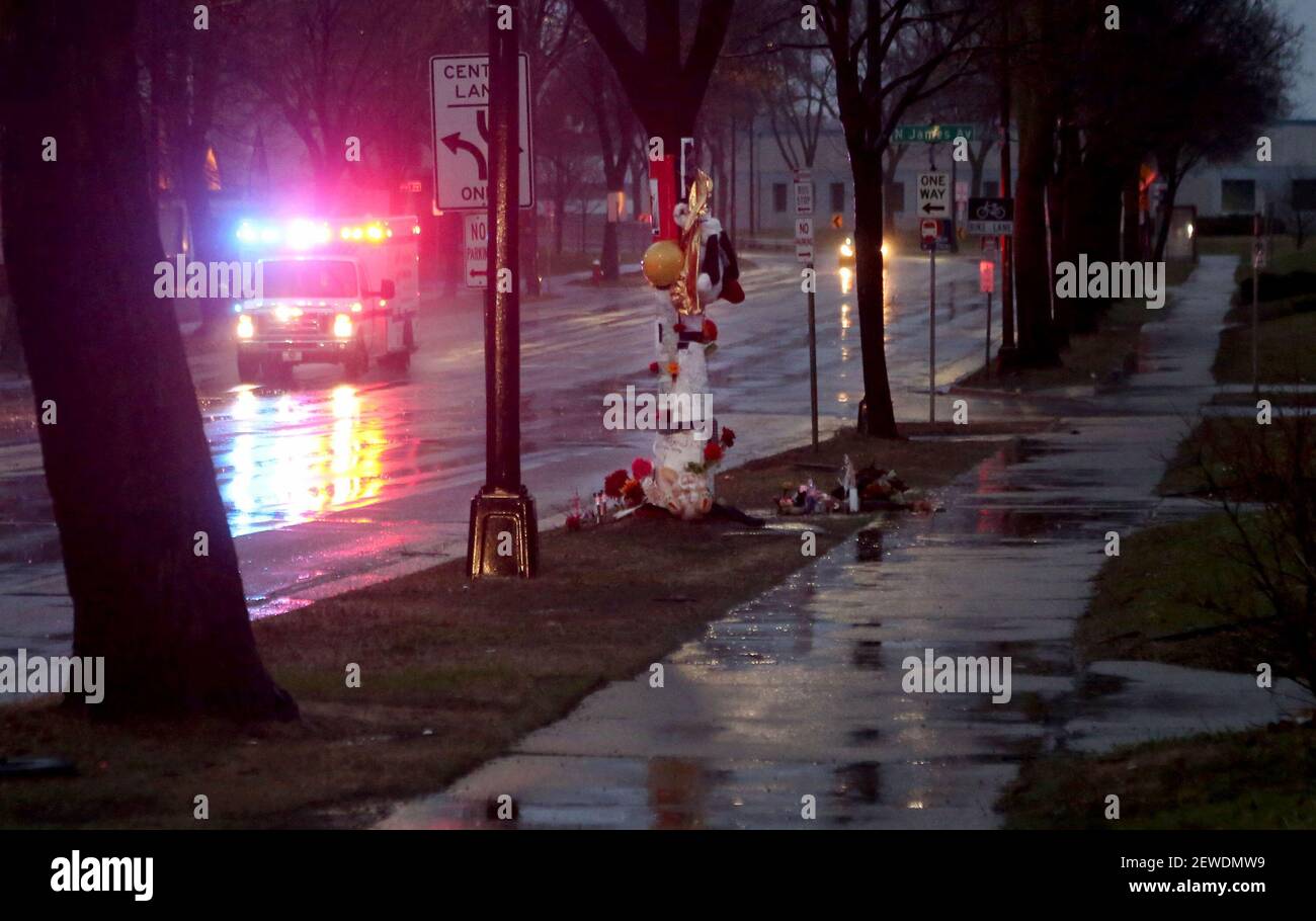 La pioggia cade sul monumento a Jamar Clark mentre un veicolo di emergenza passa a Minneapolis mercoledì 30 marzo 2016. Il procuratore della contea di Hennepin Mike Freeman ha annunciato mercoledì che non saranno portate accuse contro i due agenti di polizia di Minneapolis coinvolti nella morte di Clark. Foto Stock