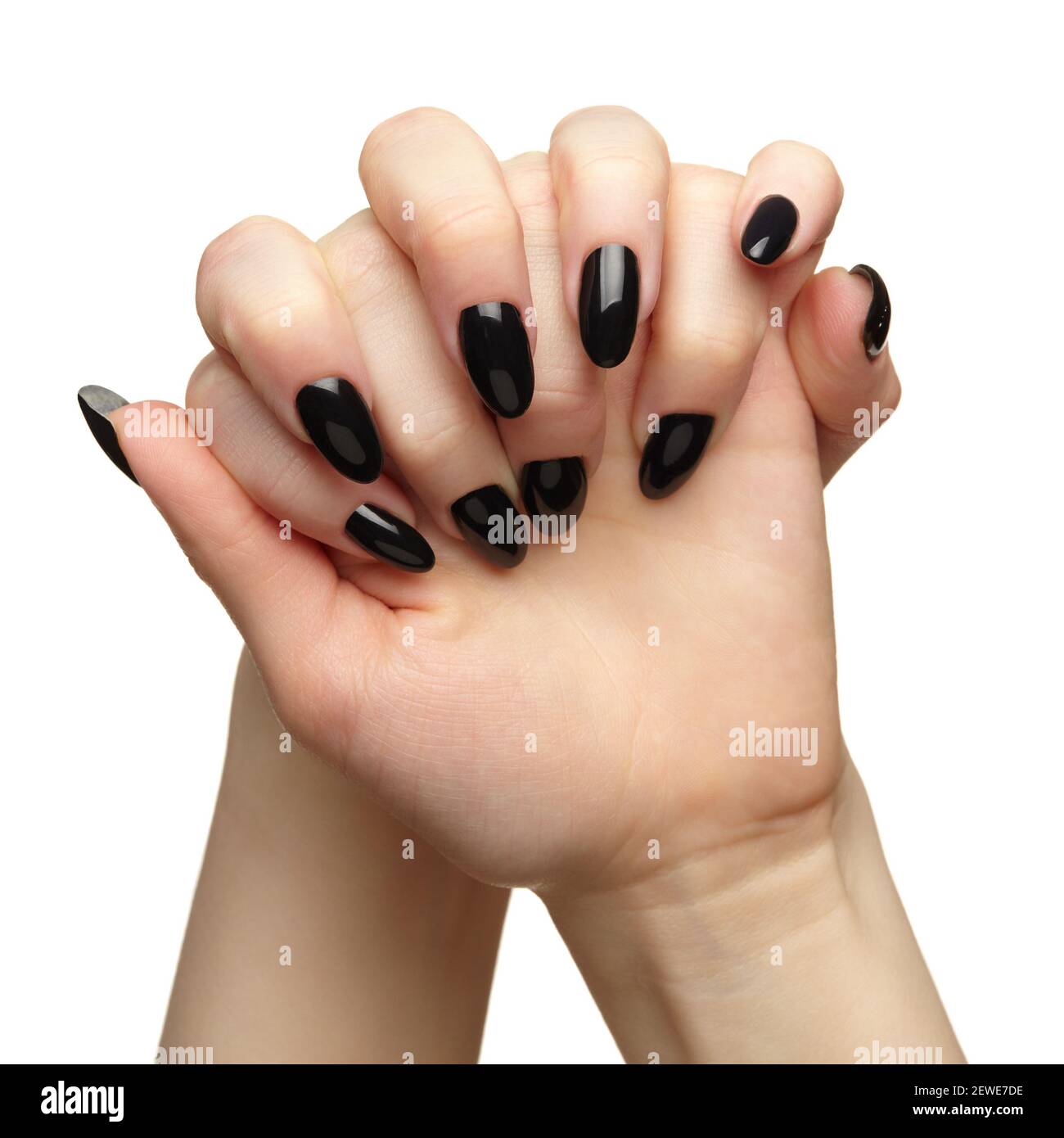 Mani femminili con manicure unghie nere. Isolato su sfondo bianco. Foto Stock