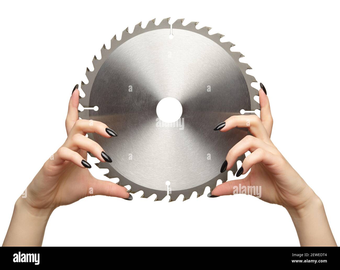 Mani femminili con unghie nere manicure con lama circolare. Isolato su sfondo bianco. Foto Stock