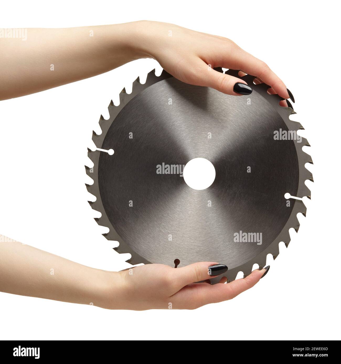 Mani femminili con unghie nere manicure con lama circolare. Isolato su sfondo bianco. Foto Stock