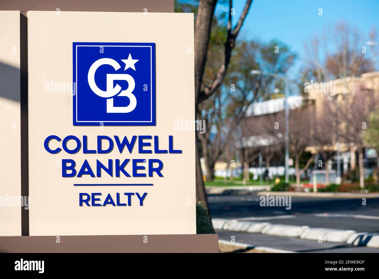 Coldwell Banker Realty firma presso l'ufficio di intermediazione residenziale. Coldwell Banker Real Estate LLC è una società immobiliare americana in franchising di proprietà di Rea Foto Stock