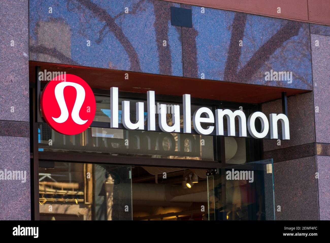 Cartello Lululemon all'ingresso del negozio al dettaglio di Lululemon Athletica, un negozio di abbigliamento sportivo. - Palo Alto, California, Stati Uniti d'America - 2021 Foto Stock