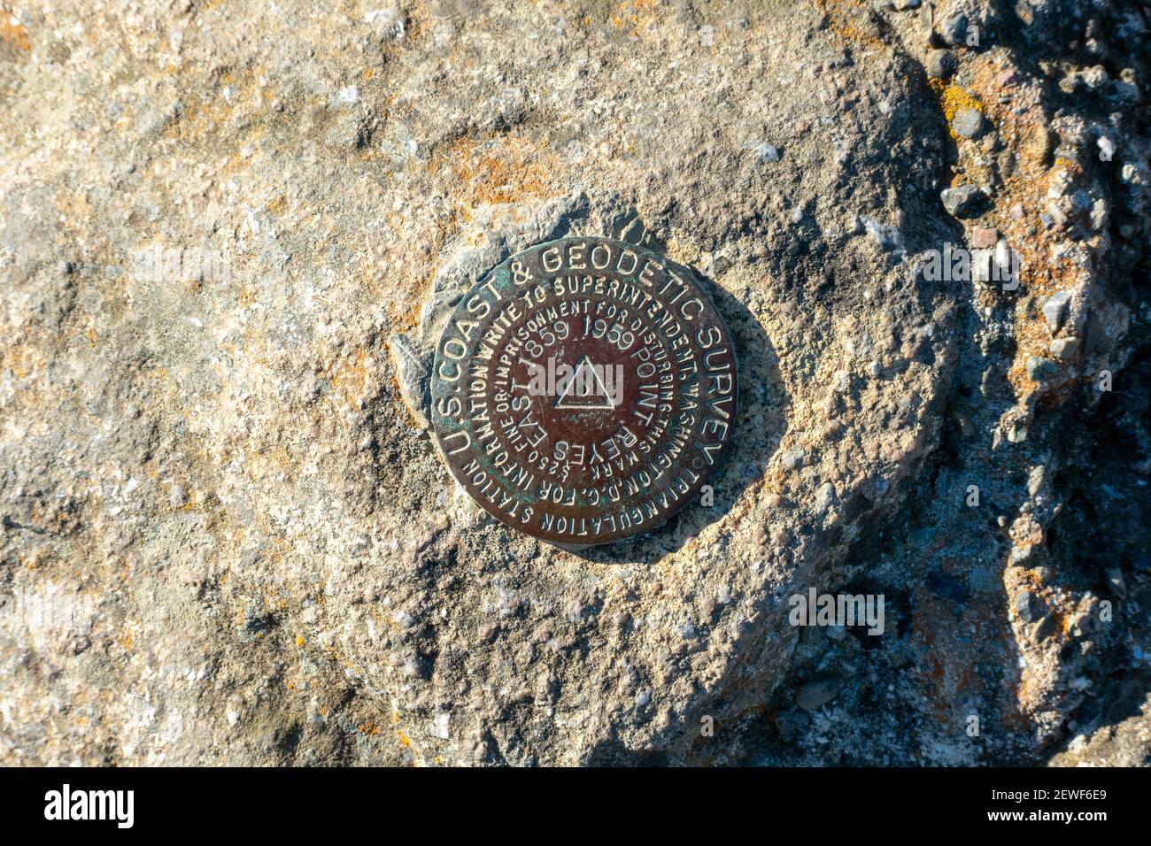 Costa degli Stati Uniti e geodetico sondaggio benchmark nella roccia di granito. - Point Reyes, California, Stati Uniti d'America - 2021 Foto Stock