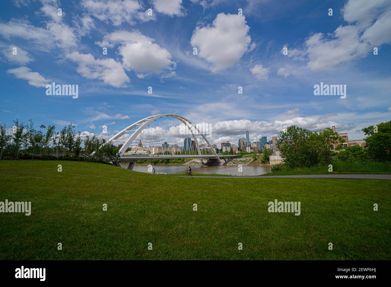 Il Walterdale Bridge è un ponte sospeso che attraversa il fiume North Saskatchewan a Edmonton, Alberta, Canada. Foto Stock