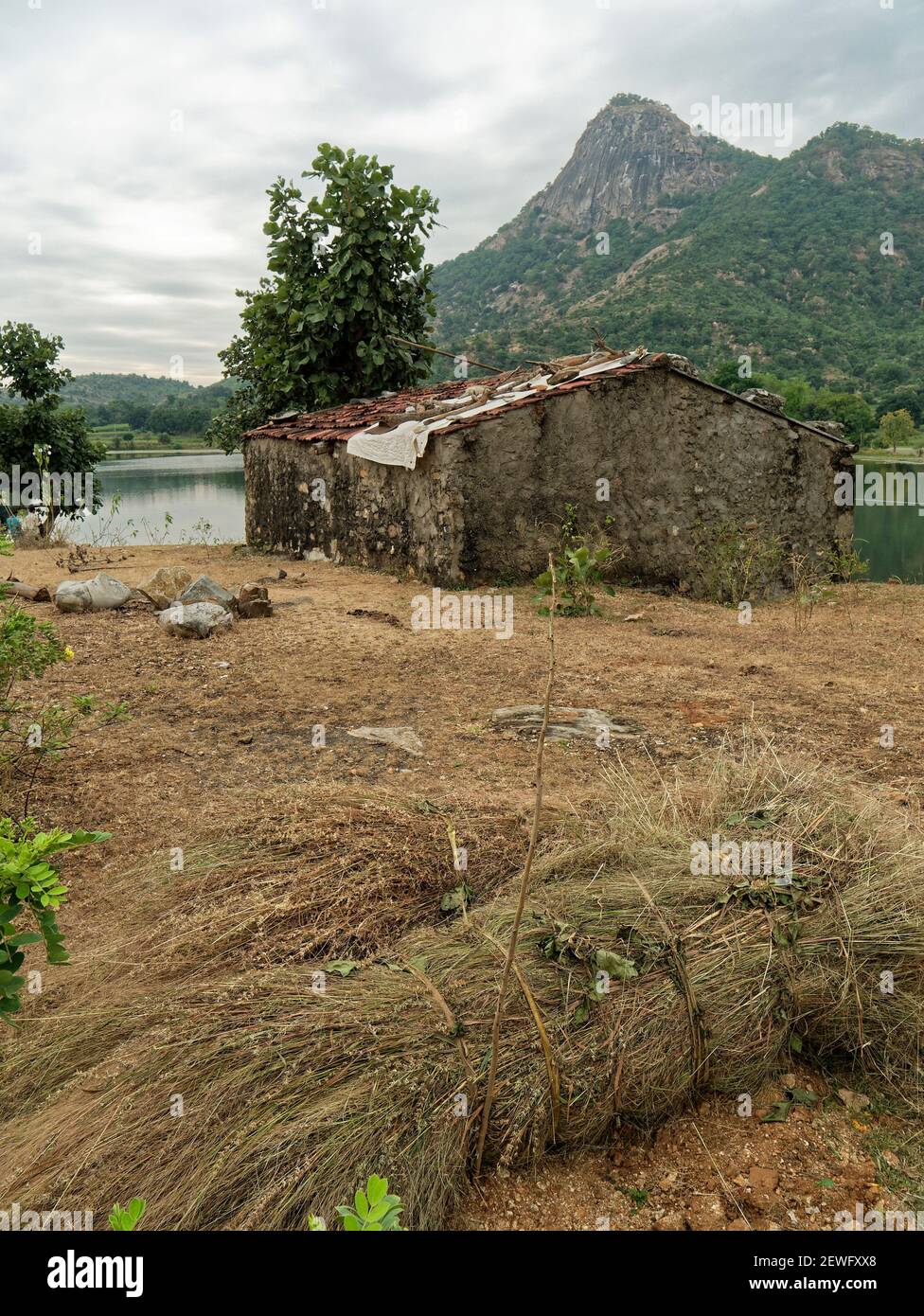 29 Ott 2019 piccola casa di pescatori al lago annidato all'interno Aravali Hills. Vicino a Poshina Gujarat Nord India Foto Stock