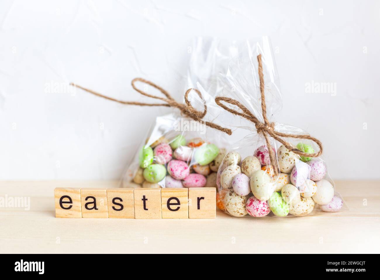 Buona Pasqua. Preparazione per la festa di primavera, confezione regalo. Negozio di dolci. Foto Stock