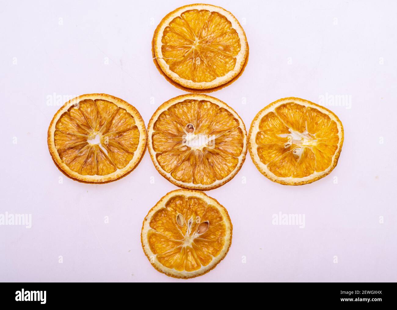 Fette di arancia essiccate. Frutta croccante disidratata per decorare  piatti per bevande, dessert e cocktail Foto stock - Alamy