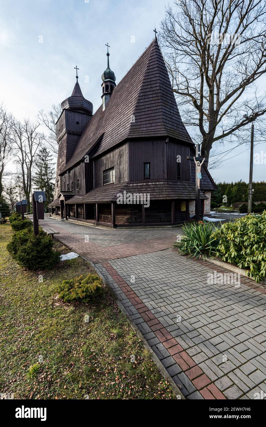 Koscioł Wszystkich Swietych chiesa in legno nel villaggio di Laziska in Polonia - la più antica chiesa in legno della Slesia costruita nel 1467 Foto Stock