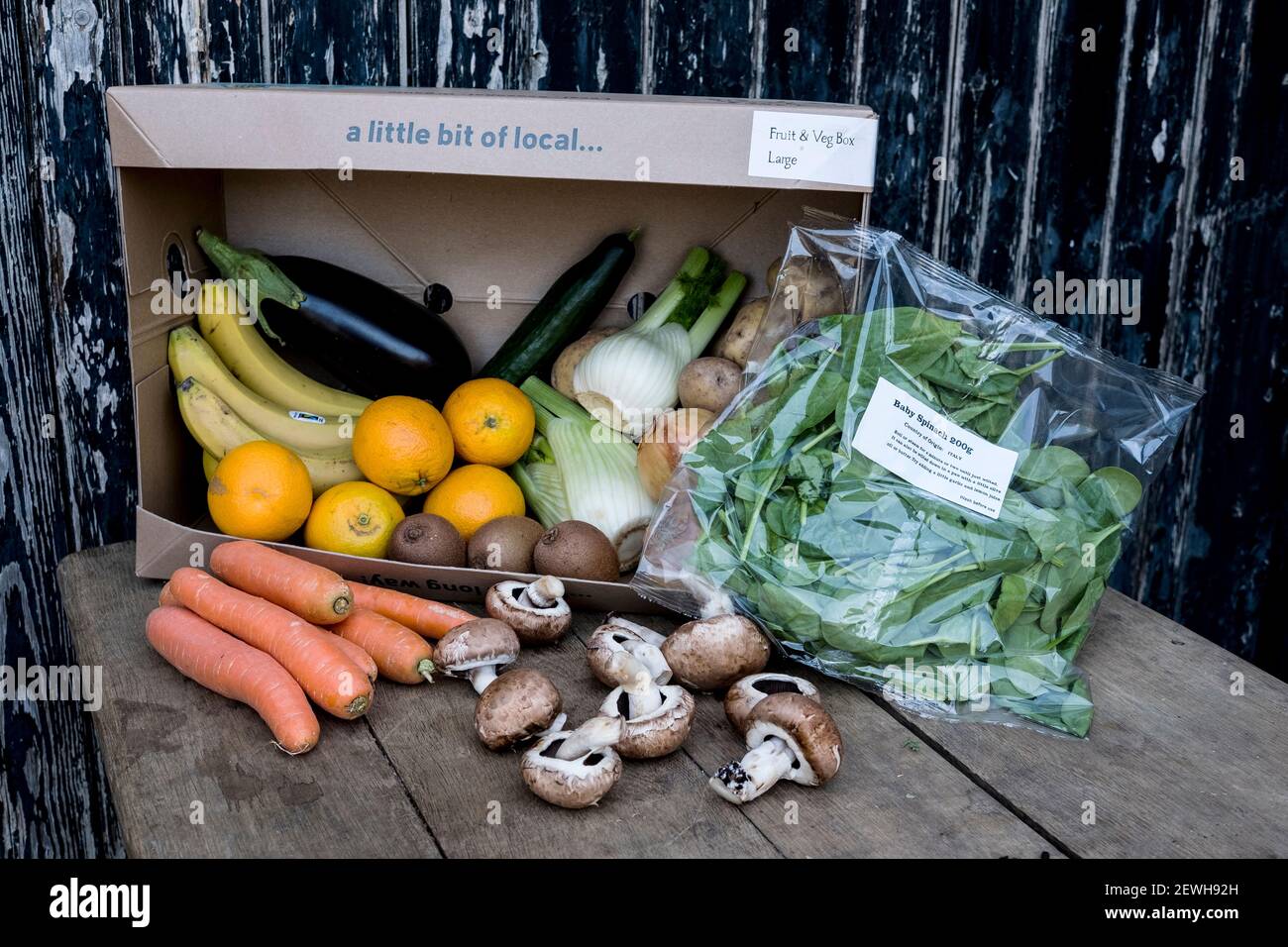 Primo piano di una scatola di frutta e verdura biologica con una selezione di prodotti freschi. Foto Stock