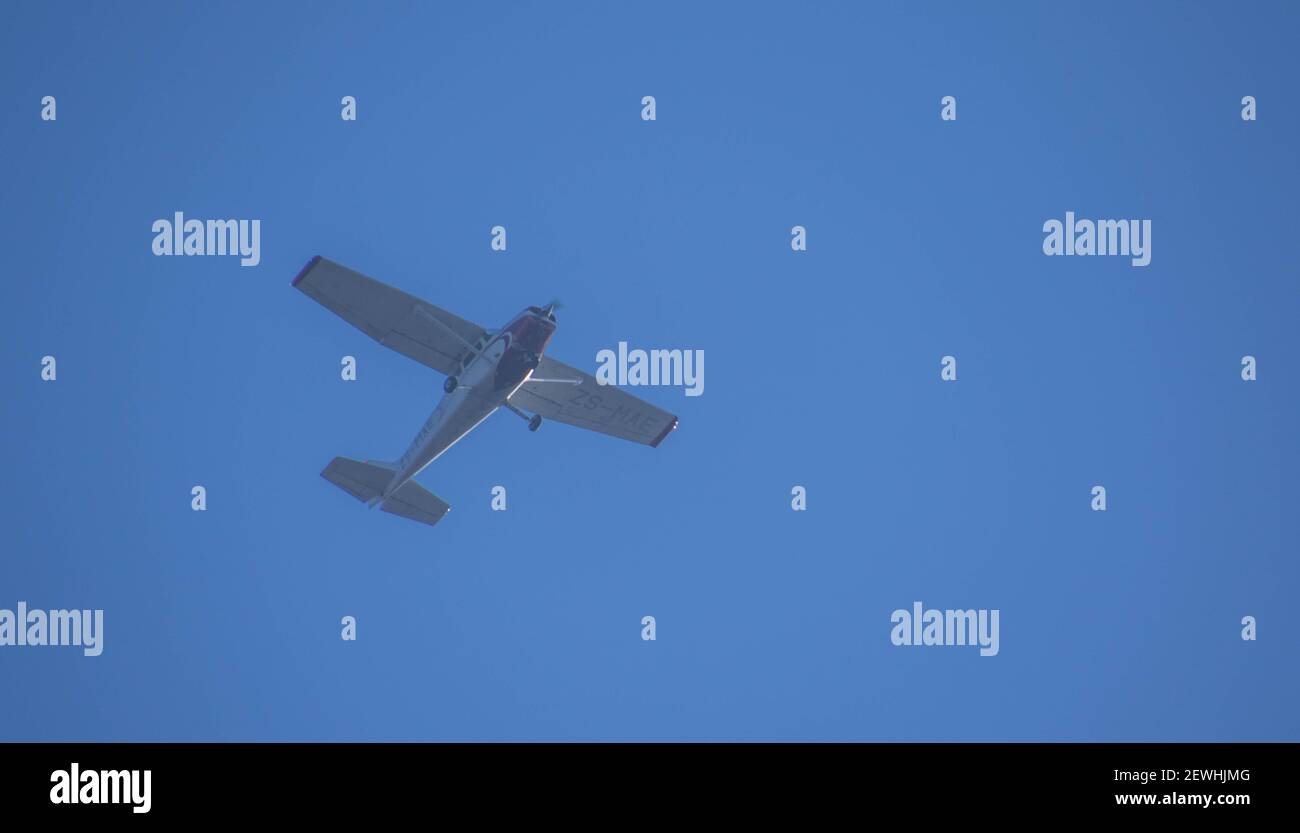 Johannesburg, Sud Africa - un aereo privato di luce isolato nel cielo sopra la città Foto Stock