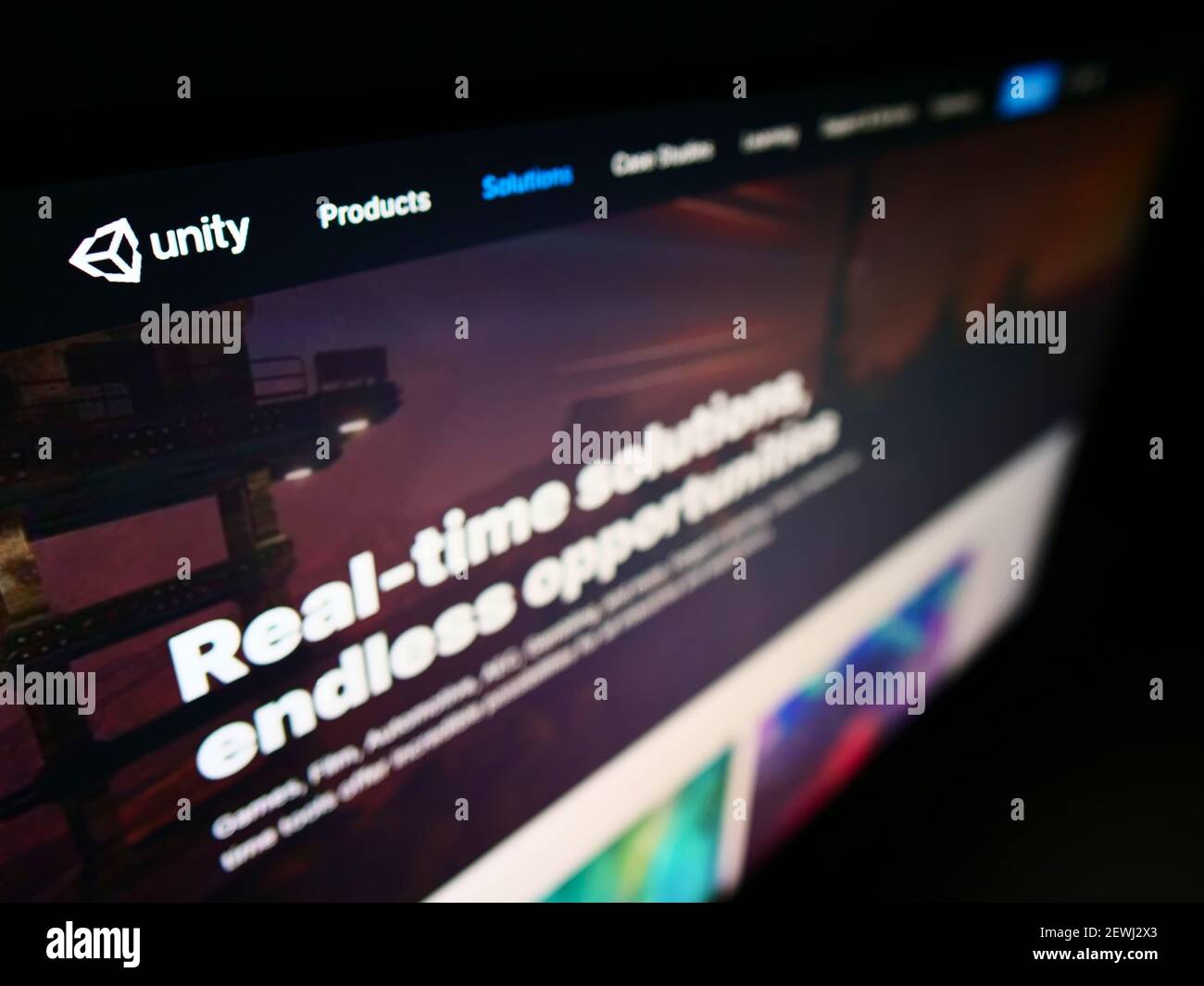 Visualizzazione ad alto angolo del sito Web con logo dello sviluppatore di motori di videogiochi Unity Software Inc. (Unity Technologies) sul monitor. Mettere a fuoco in alto a sinistra dello schermo. Foto Stock