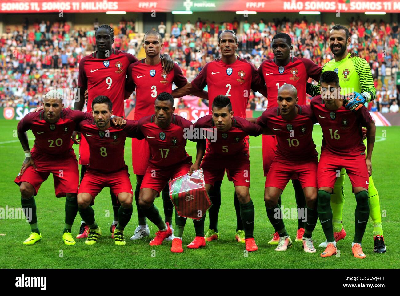 160902) -- PORTO, 2 settembre 2016 (Xinhua) -- i giocatori della formazione  del Portogallo posano per le foto della squadra davanti ad una partita  internazionale di calcio amichevole tra il Portogallo e