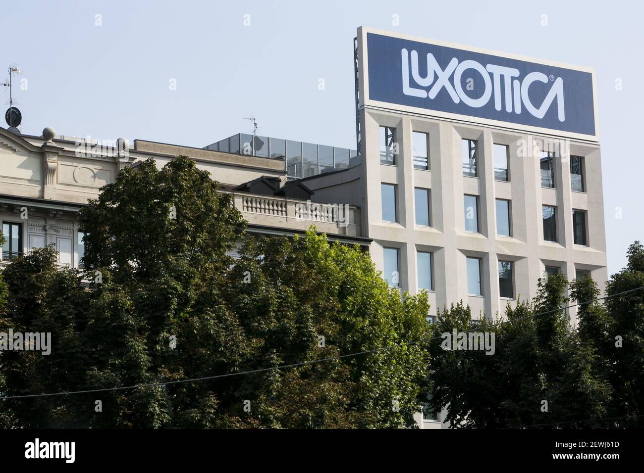 Un logo esterno alla sede di Luxottica Group S.p.A. a Milano, Italia, il 3  settembre 2016. Foto di Kristoffer Tripplaar Foto stock - Alamy