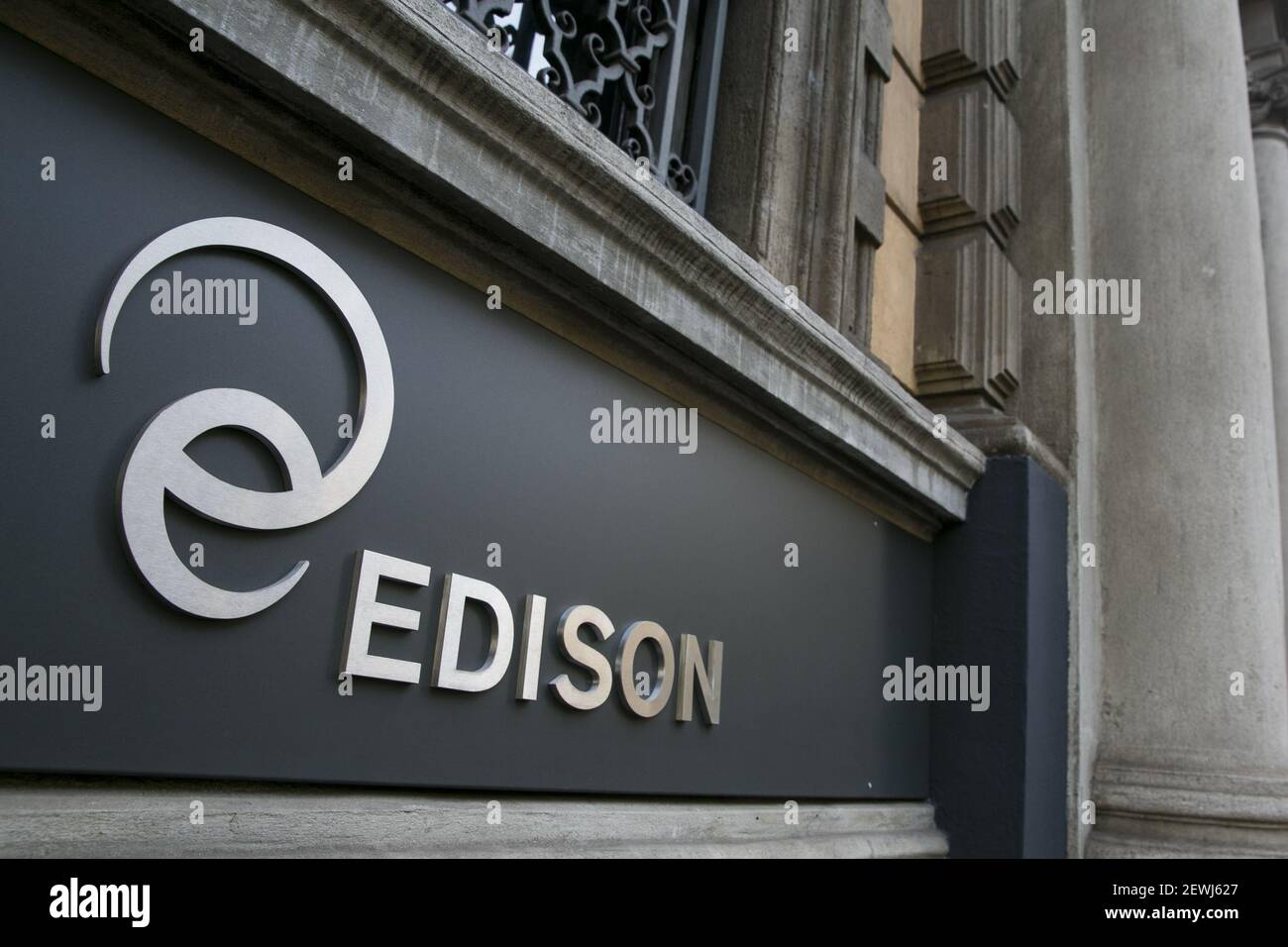 Un logo esterno alla sede di Edison S.p.A. a Milano, Italia, il 3 settembre  2016. Foto di Kristoffer Tripplaar Foto stock - Alamy