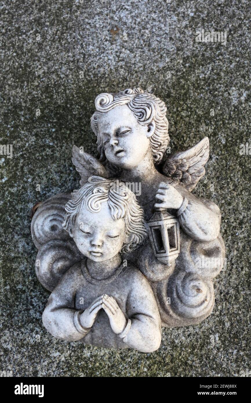 Statuette di due angeli, la prima in preghiera, la seconda tenendo