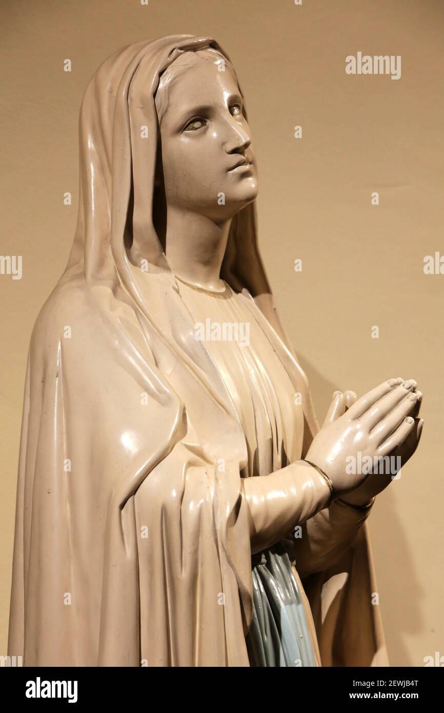 Statua della vergine maria francia immagini e fotografie stock ad alta