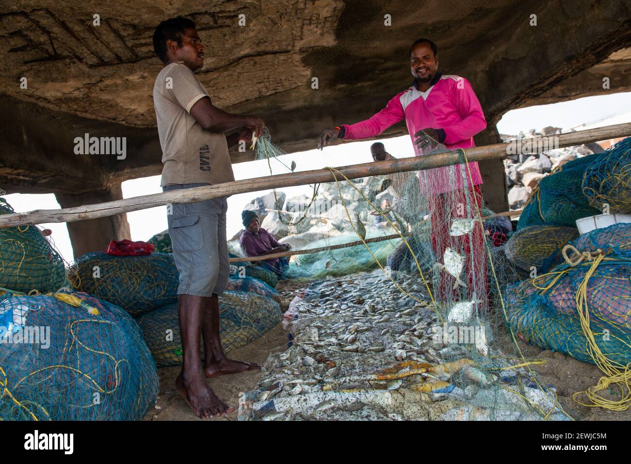 Pondicherry, India - 2 marzo 2021: Pescatori vicino al vecchio porto di Pondicherry Foto Stock