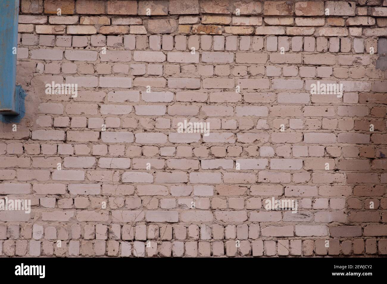 La parete di mattoni dell'edificio è fatta di mattoni bianchi. Foto Stock