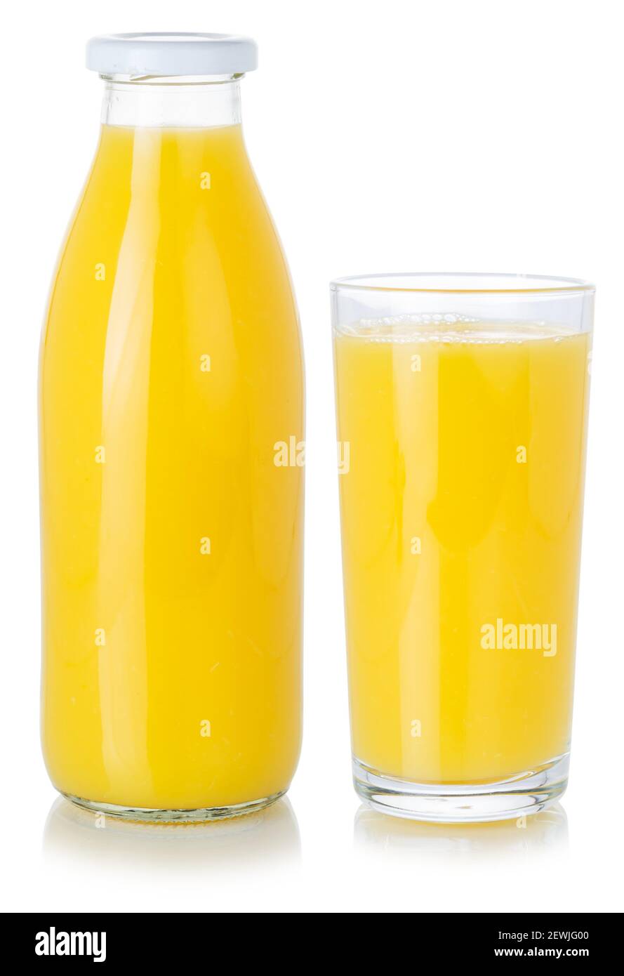 Succo di frutta, bevanda frullato all'arancia in una bottiglia e un bicchiere isolati su sfondo bianco. Foto Stock