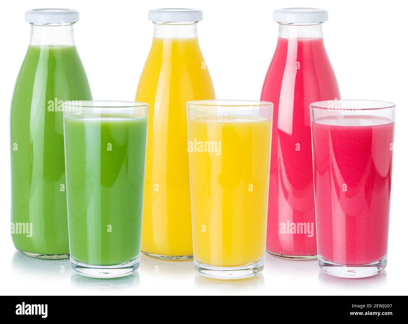 Succo di frutta bevande frullato arancione in bottiglia e bicchiere isolato su sfondo bianco. Foto Stock