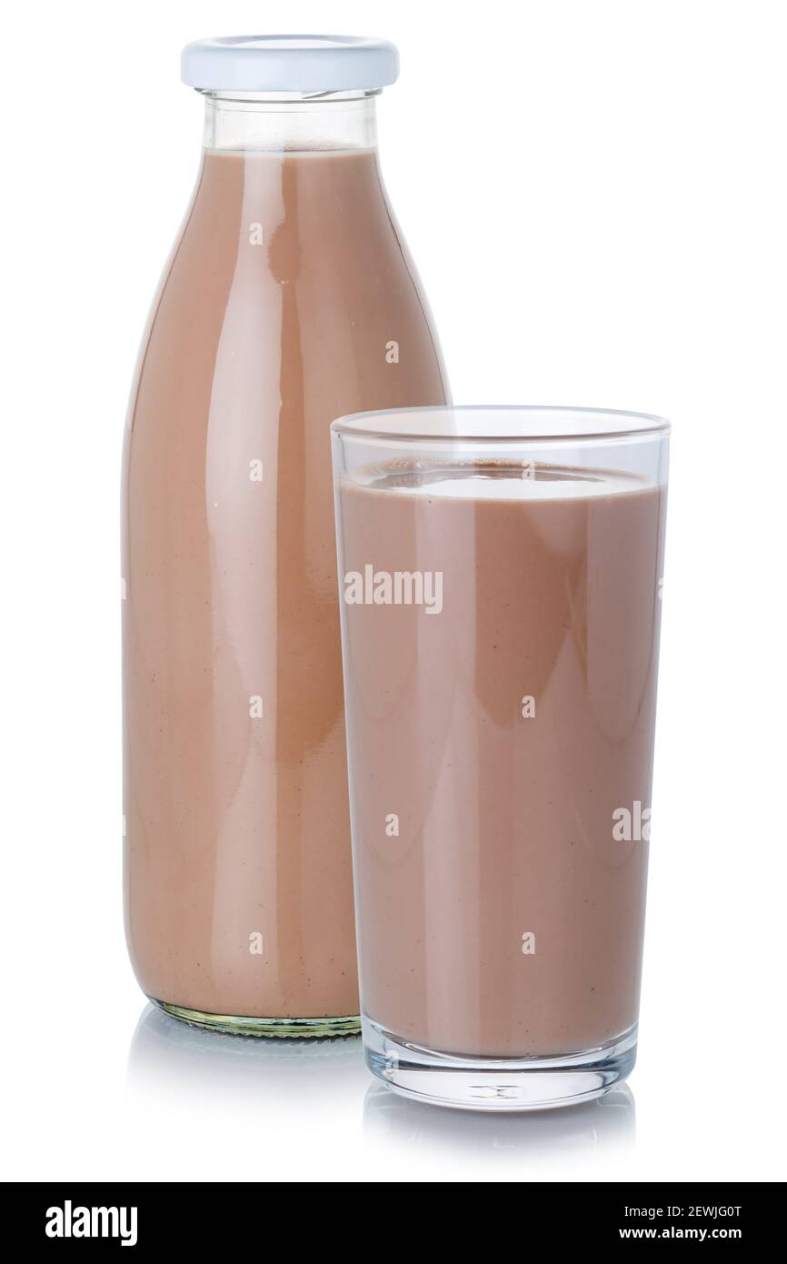 Il bicchiere e la bottiglia del latte di cioccolato sono isolati su sfondo bianco. Foto Stock
