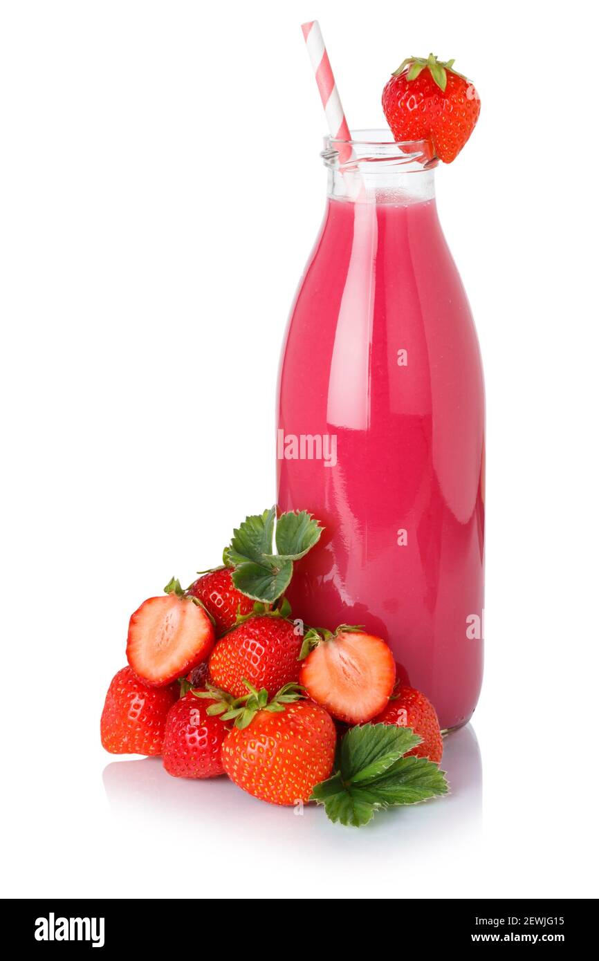 Succo di frutta bevanda frullato di fragole fragole di paglia in una bottiglia isolata su sfondo bianco. Foto Stock