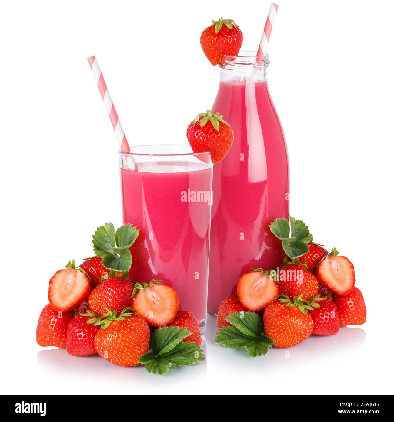 Succo di frutta bevanda frullato di fragole paglia fragole bottiglia di vetro isolato su sfondo bianco. Foto Stock