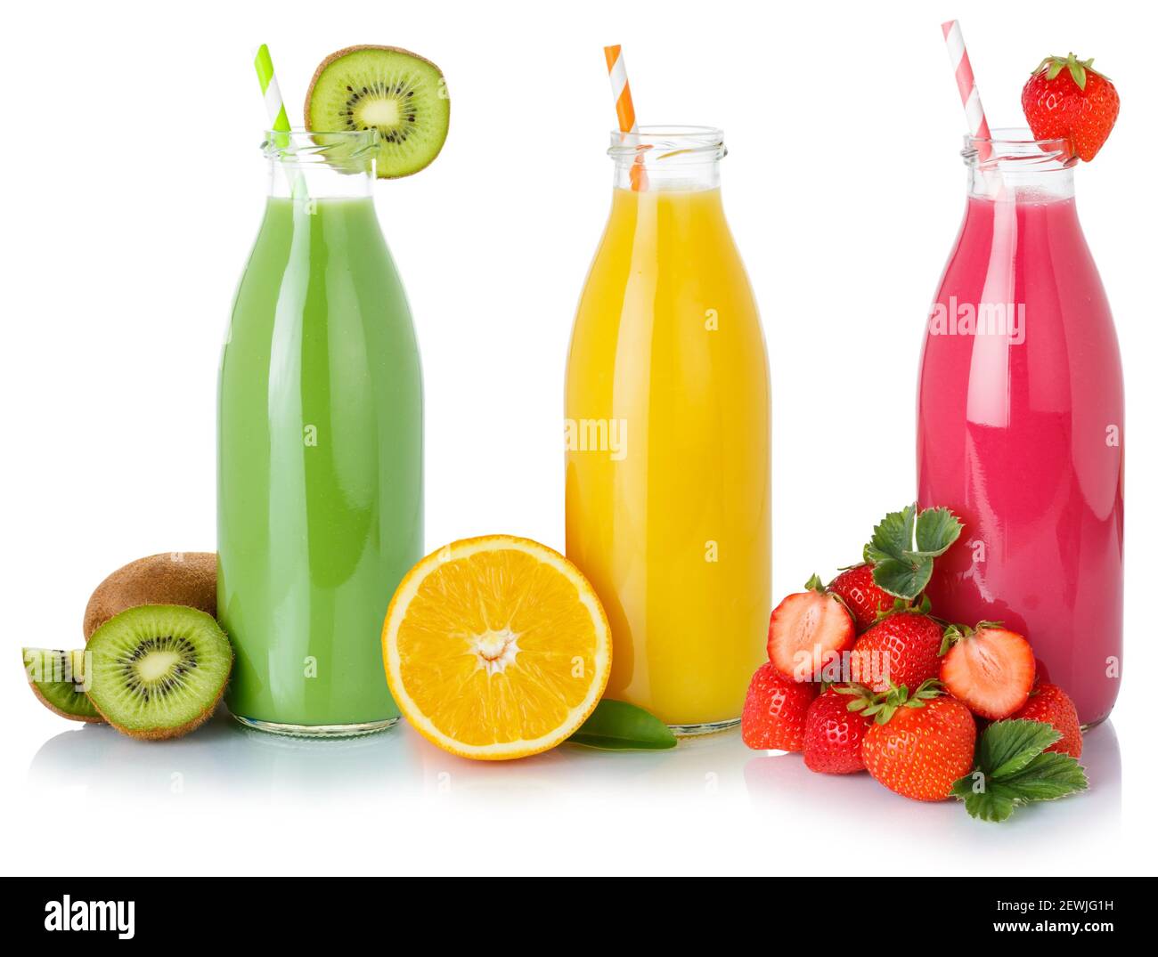 Frullato di frutta frullato succo bevande bottiglie di paglia isolato su sfondo bianco. Foto Stock