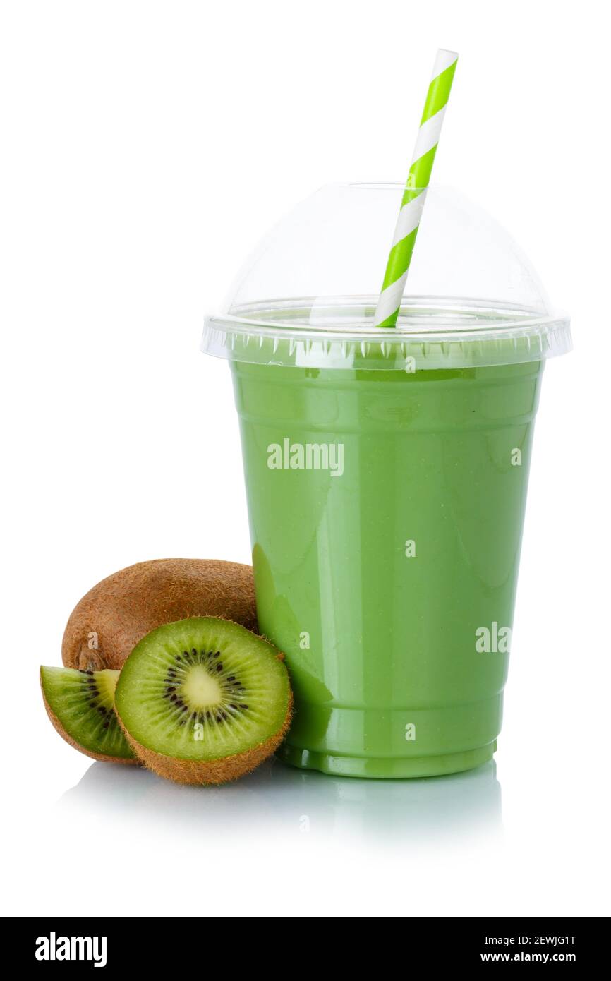Frullato verde succo di frutta bere kiwi in una tazza isolato su uno sfondo bianco. Foto Stock