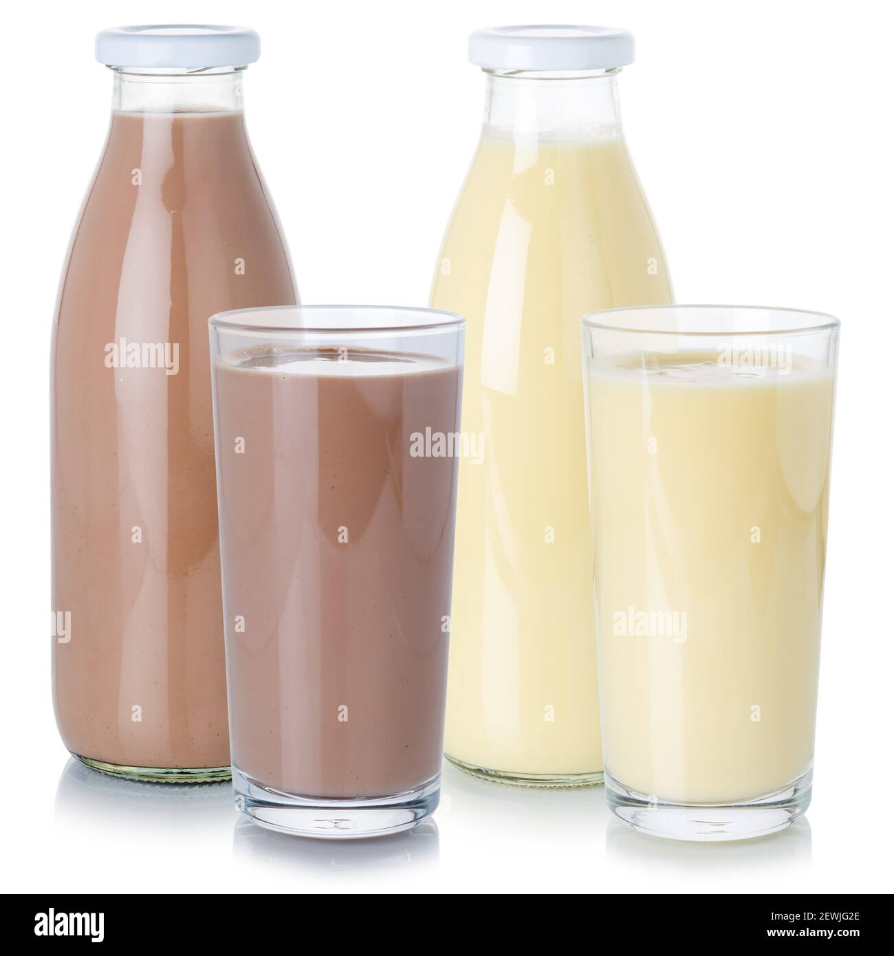 Latte bevanda cioccolato frullato in una bottiglia e un bicchiere isolati su uno sfondo bianco. Foto Stock