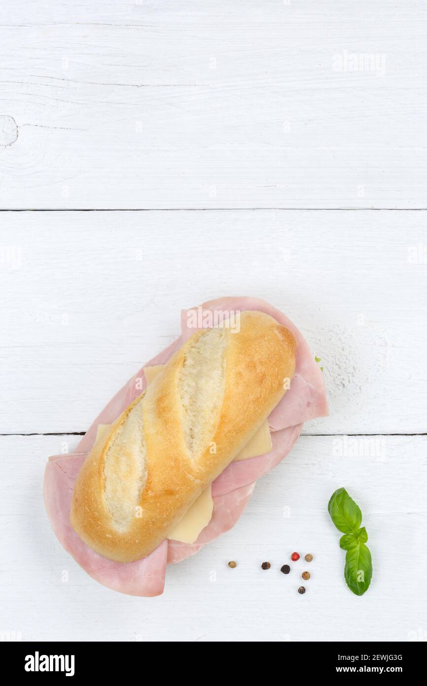 Sotto sandwich con prosciutto e formaggio formato ritratto copyspace copia spazio da sopra su legno di tavola. Foto Stock