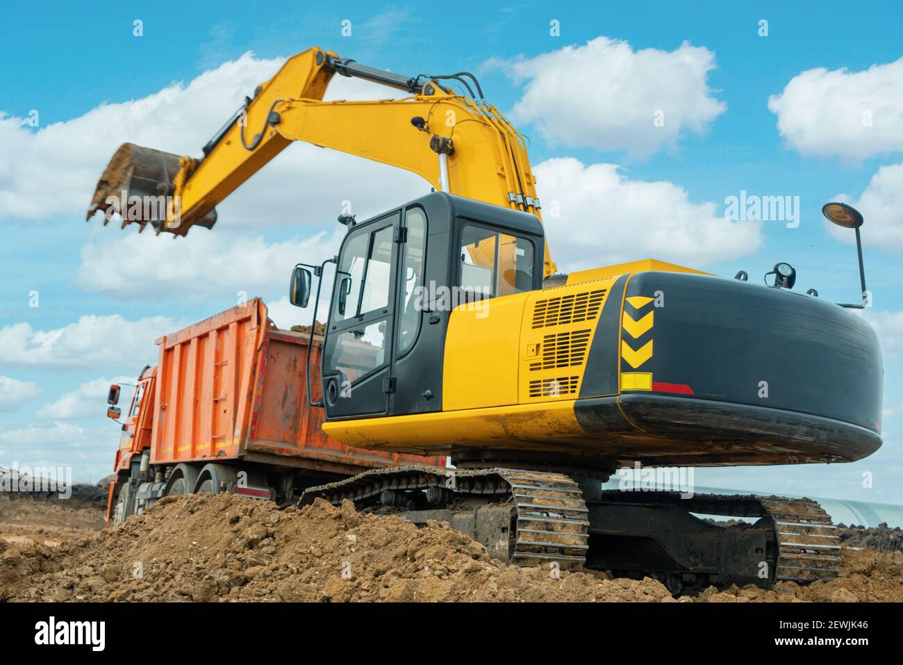 Un grande escavatore da costruzione di colore giallo sul cantiere in cava per l'estrazione. Immagine industriale Foto Stock