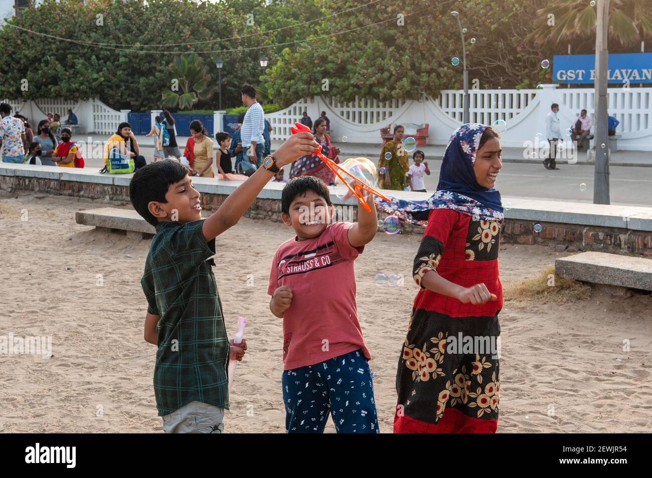 Pondicherry, India - 9 febbraio 2021: Bambini che giocano con bolle di sapone. Foto Stock